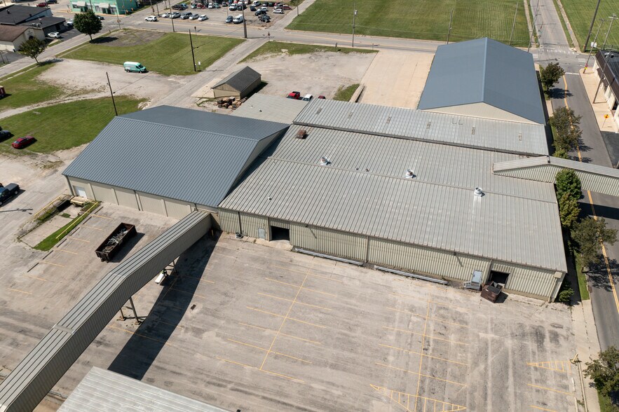 More Photos Of 246 E 4th St, Ashland Light Distribution For Lease