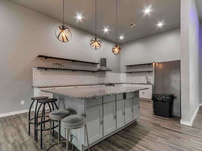 More Photos Of 3875 E Waterloo Rd, Edmond Warehouse For Lease