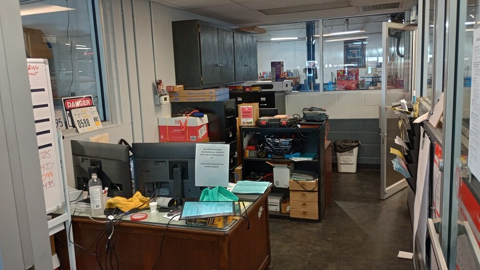 More Photos Of 520 W Kimberly Rd, Davenport Auto Dealership For Lease