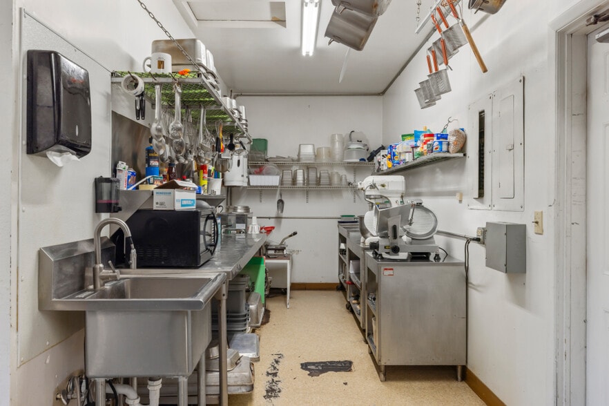 More Photos Of 2126 Broadway st, Malin Sports And Entertainment For Sale