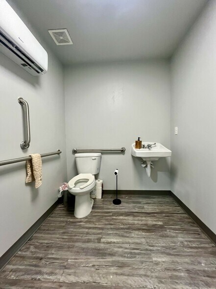 More Photos Of 839 SW 19th St, Moore Warehouse For Lease