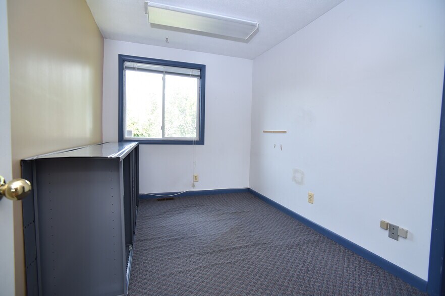 More Photos Of 40 Wildbriar Rd, Rochester Office For Lease