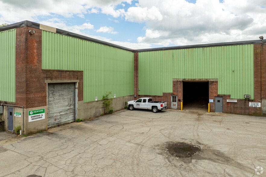 More Photos Of 30 Harris St, Putnam Warehouse For Lease