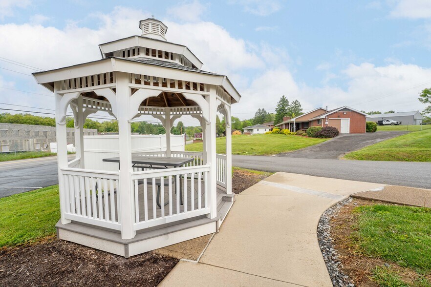 More Photos Of 725 N Pike St, Grafton Office For Sale