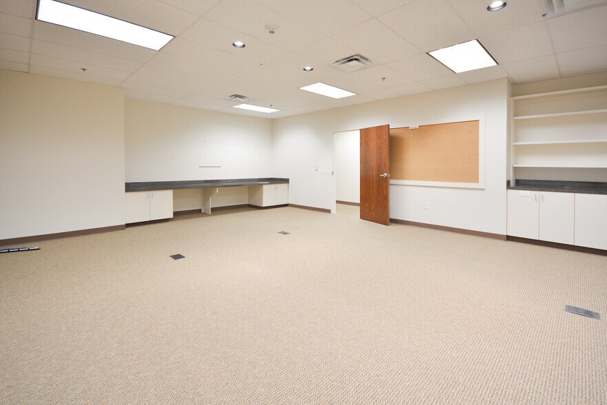 More Photos Of 17300 Chenal Pky, Little Rock Office For Lease