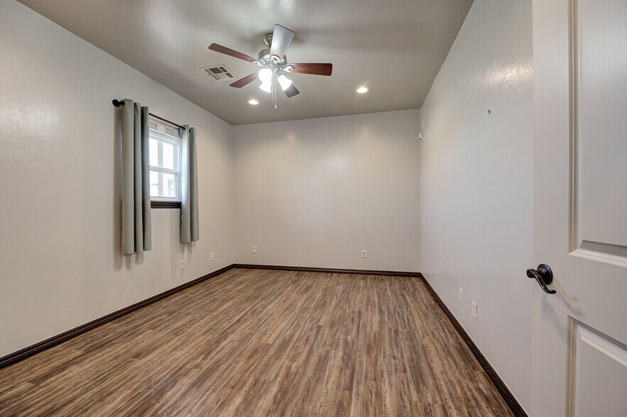 More Photos Of 8900 Charter Oak Rd, Edmond Flex For Sale