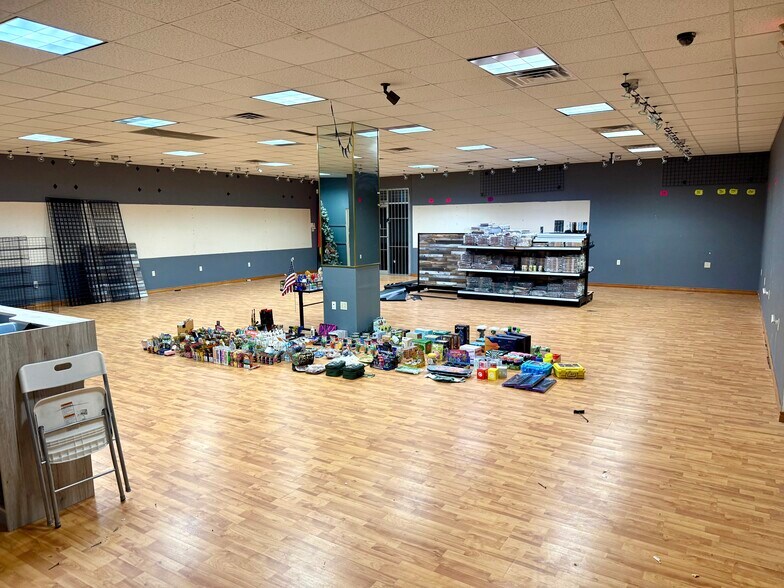 More Photos Of 5607 Kenwick St, San Antonio Showroom For Lease