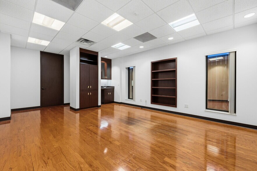 More Photos Of 901 W 18th St, Houston Warehouse For Sale