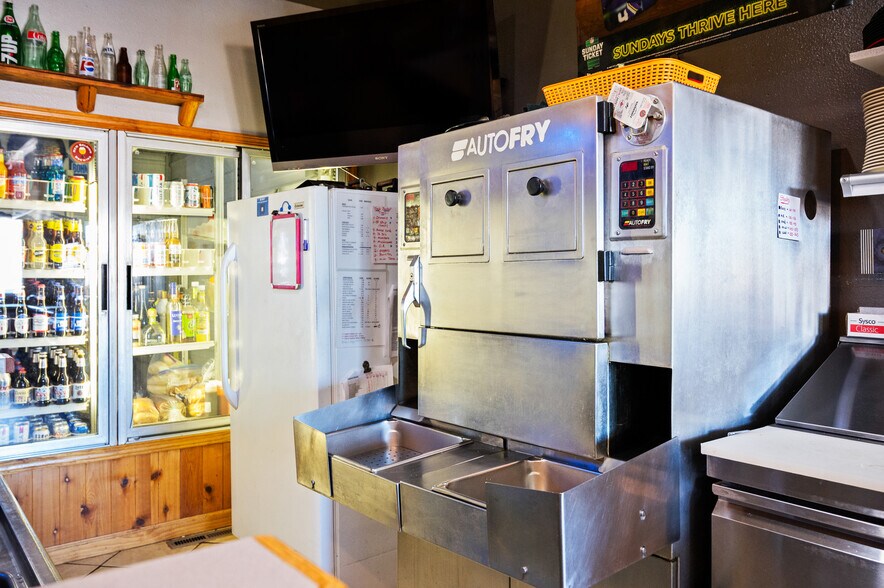 More Photos Of 2 Hays Blvd, Pine Haven Restaurant For Sale