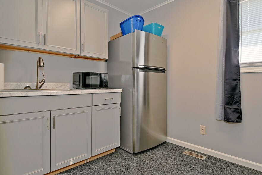 More Photos Of 1030 E Morgan St, Martinsville Office For Sale