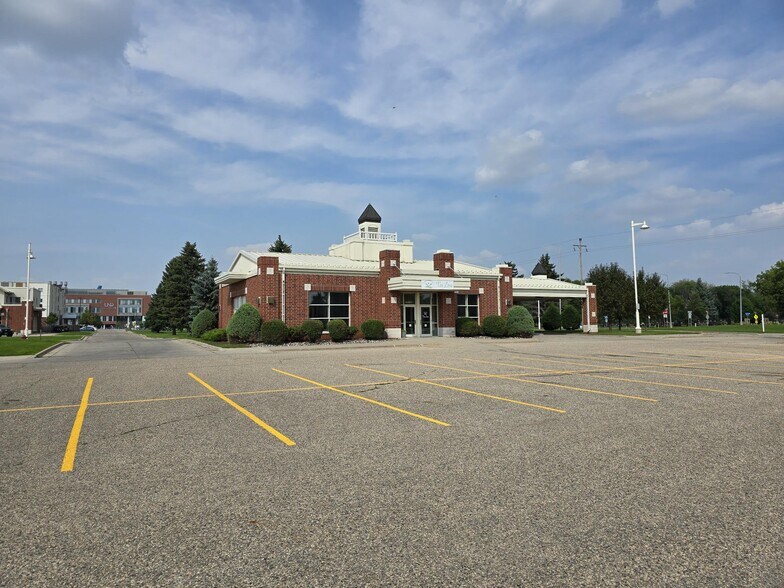 More Photos Of 2755 10th Ave N, Grand Forks Office For Sale