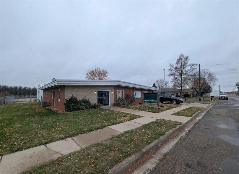 More Photos Of 533 W Main St, Princeville General Retail For Sale