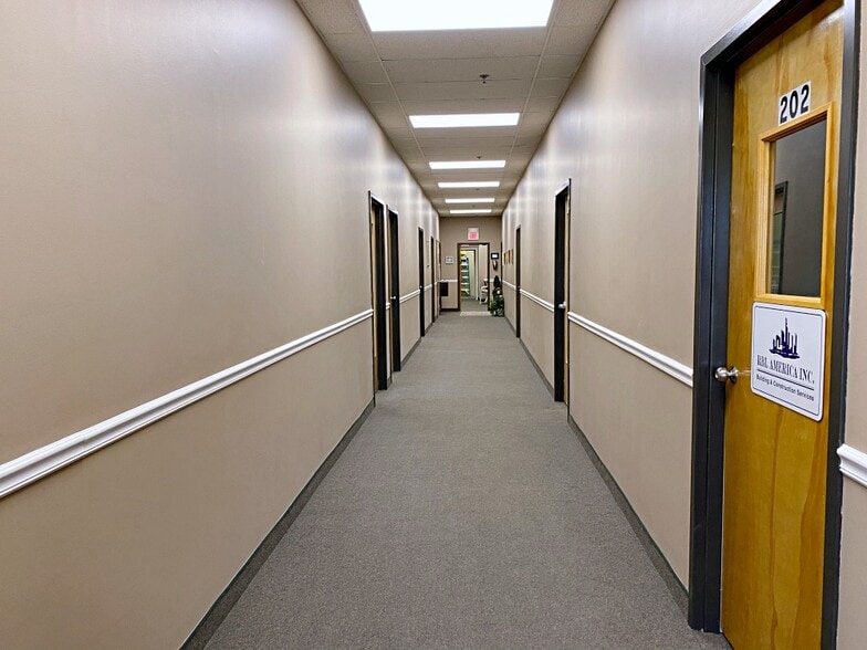 More Photos Of 188 Main St, Wilmington Freestanding For Lease