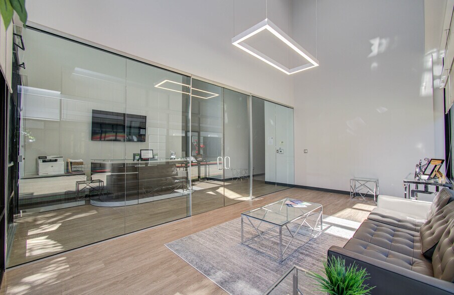 More Photos Of 9330 Kirby Dr, Houston Research And Development For Lease