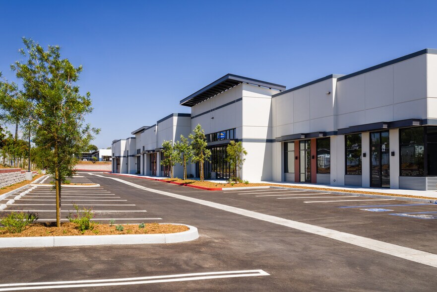 More Photos Of 865-875 Cochran St, Simi Valley Warehouse For Sale