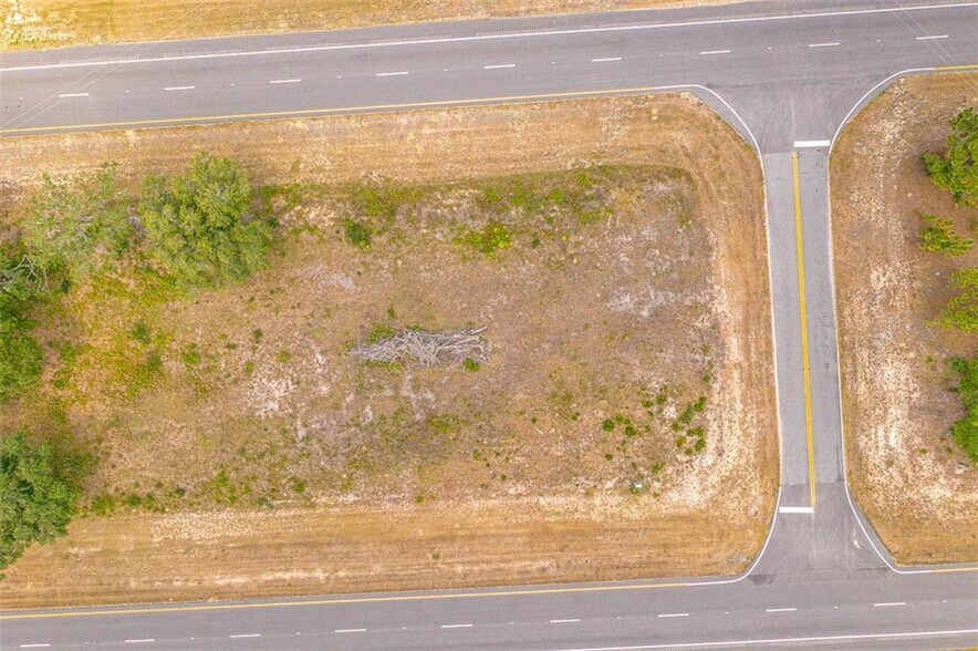 More Photos Of 414 E Jl Tyre St, Screven Showroom For Sale