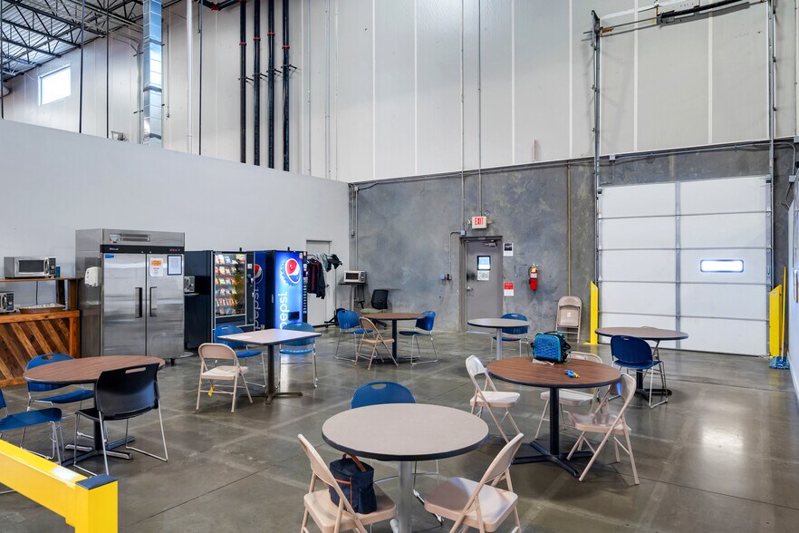 More Photos Of 7865 National Tpke, Louisville Distribution For Lease