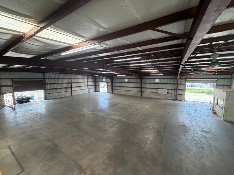 More Photos Of 12090 Metro Pky, Fort Myers Warehouse For Lease