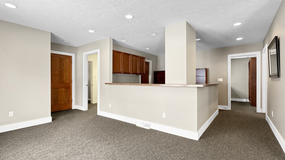 More Photos Of 118 Stimson St, Cadillac Office For Sale