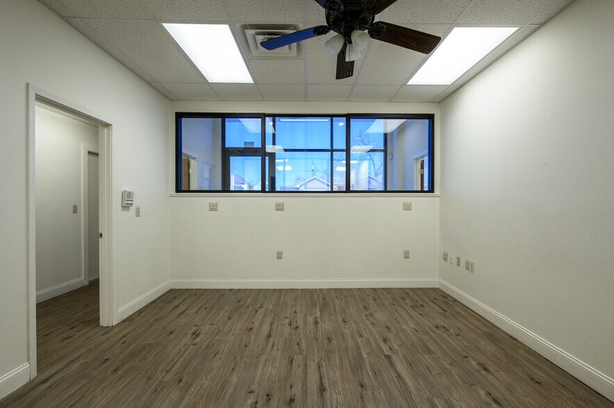 More Photos Of 714 W Chestnut St, Denison Storefront Retail Office For Lease