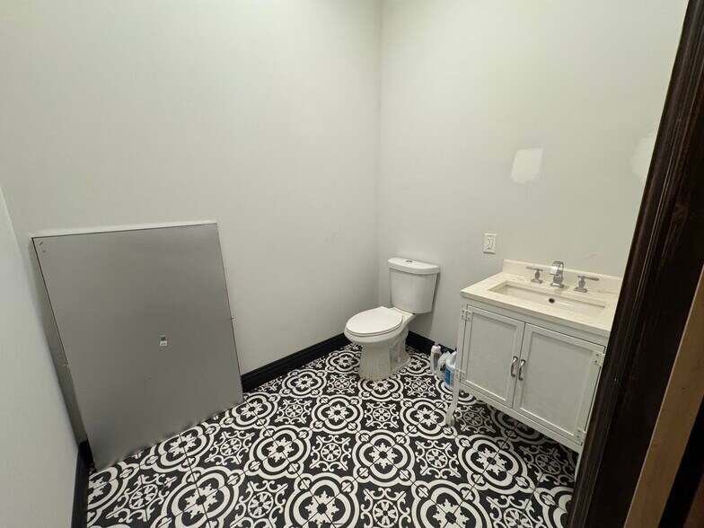 More Photos Of 414 Northampton St, Easton Restaurant For Lease