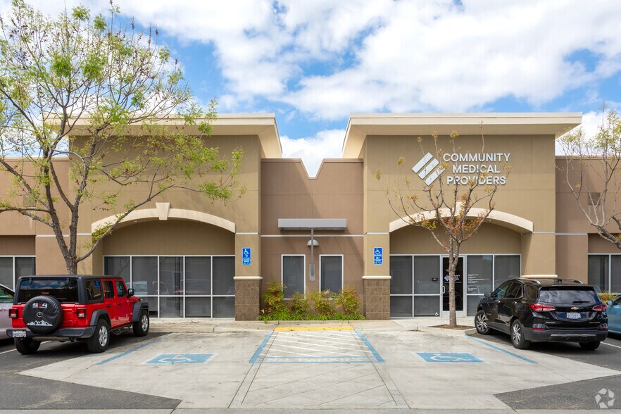 More Photos Of 2101 Herndon Ave, Clovis Unknown For Lease