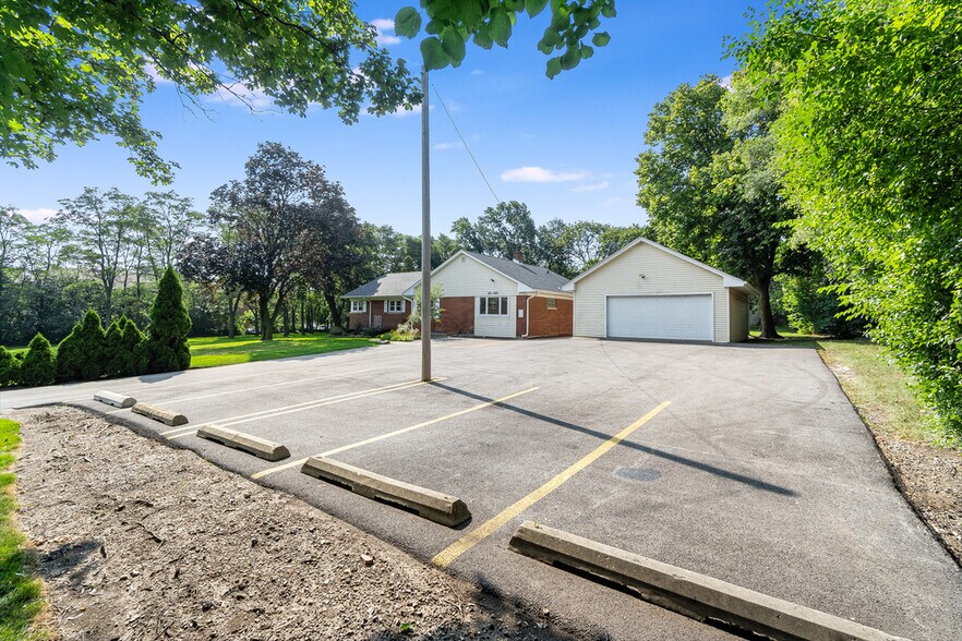 More Photos Of 22W421 ARMY TRAIL RD, Addison Flex For Sale