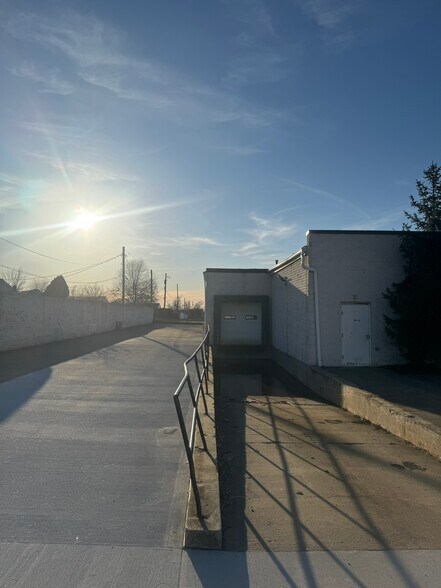 More Photos Of 13425 Snow Rd, Brook Park Freestanding For Lease