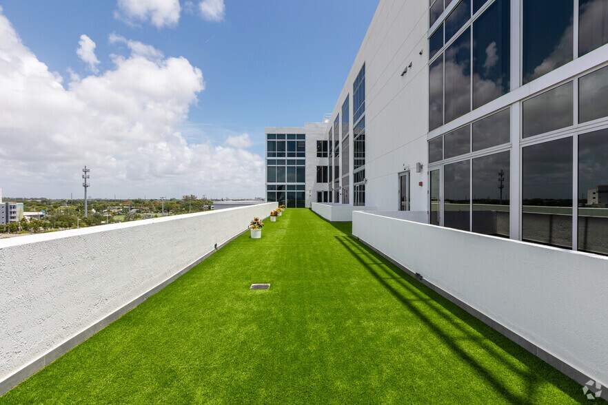 More Photos Of 800 SE 4th Ave, Hallandale Beach Office For Lease