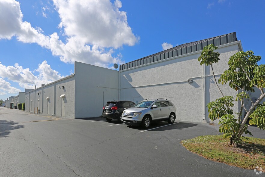More Photos Of 4587-4661 Okeechobee Blvd, West Palm Beach Restaurant For Lease
