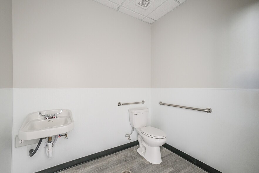 More Photos Of 3313-3345 Porter Rd, Katy Light Manufacturing For Lease