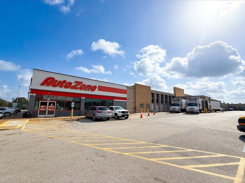More Photos Of 14540 Memorial Dr, Houston Supermarket For Lease