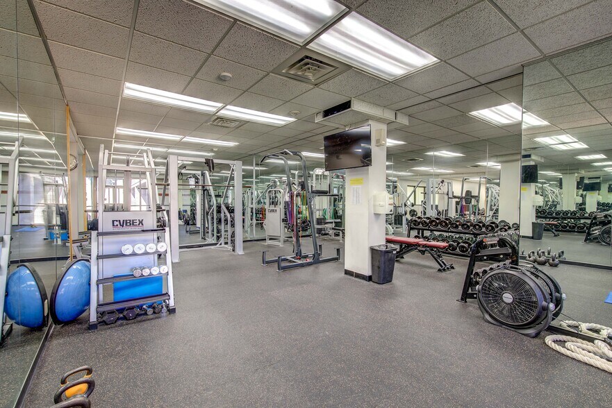 More Photos Of 8330-8350 Meadow Rd, Dallas Office For Sale