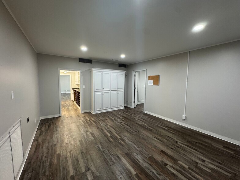 More Photos Of 300 N Washington St, Kaufman Office For Lease