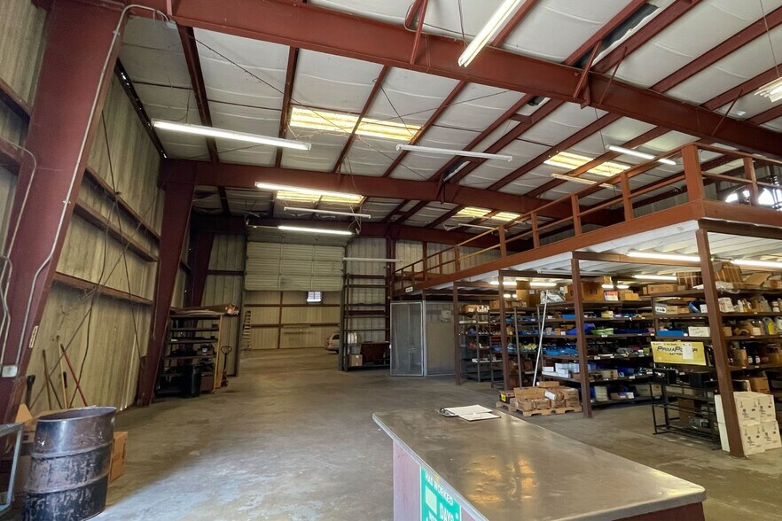 More Photos Of 100 Thornhill Rd, Auburndale Manufacturing For Sale
