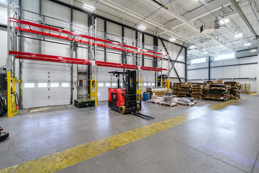 More Photos Of 4615 Boul De Portland, Sherbrooke Industrial For Lease