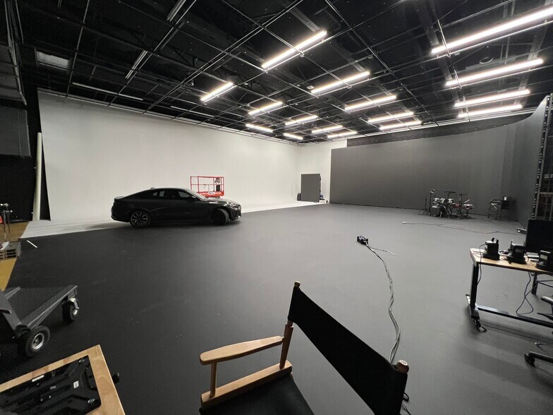 More Photos Of 922 Dragon St, Dallas Distribution For Sale