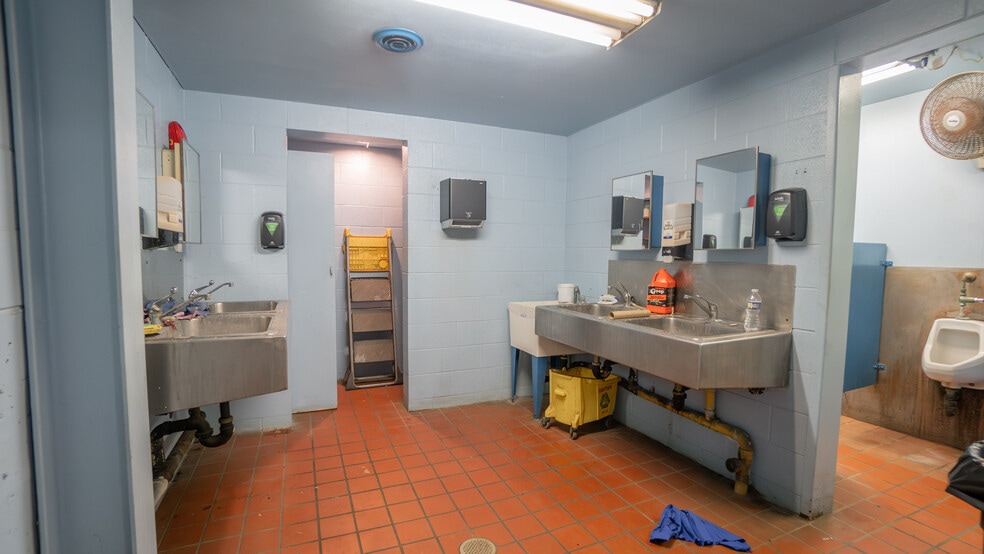 More Photos Of 1019 E Summit St, Crown Point Warehouse For Sale