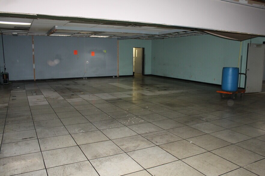 More Photos Of 121 Industrial Dr, Dekalb Manufacturing For Sale