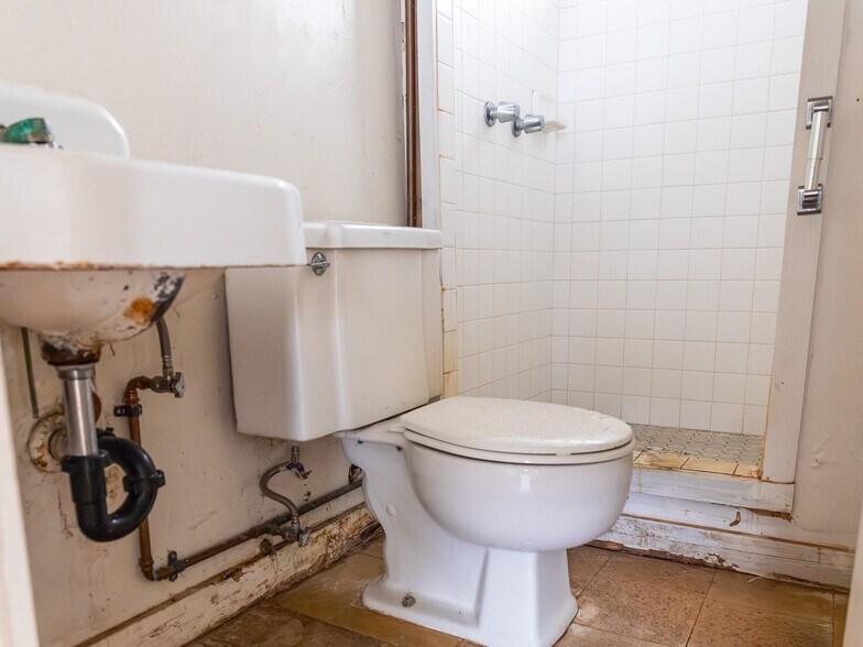 More Photos Of 1420 Wilder Ave, Honolulu Apartments For Sale