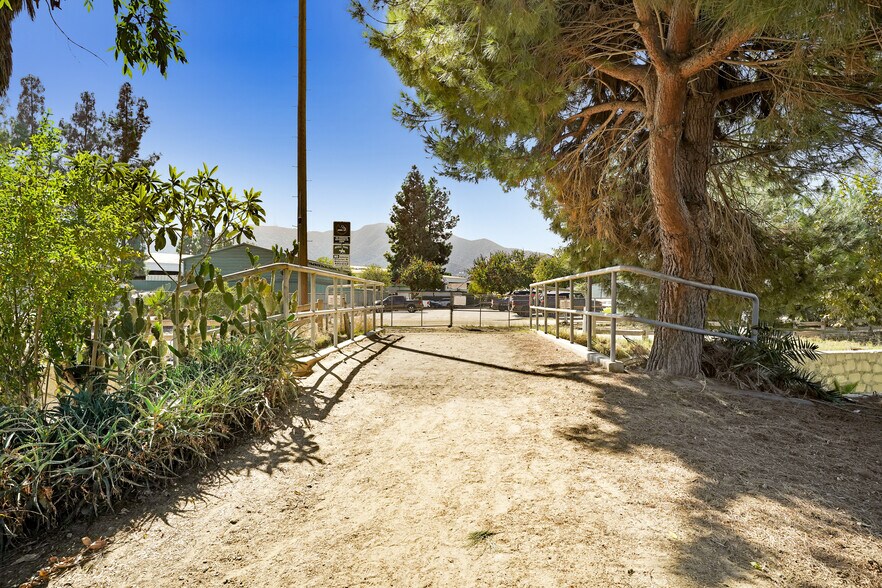 More Photos Of 1840 Riverside Dr, Glendale General Retail For Sale