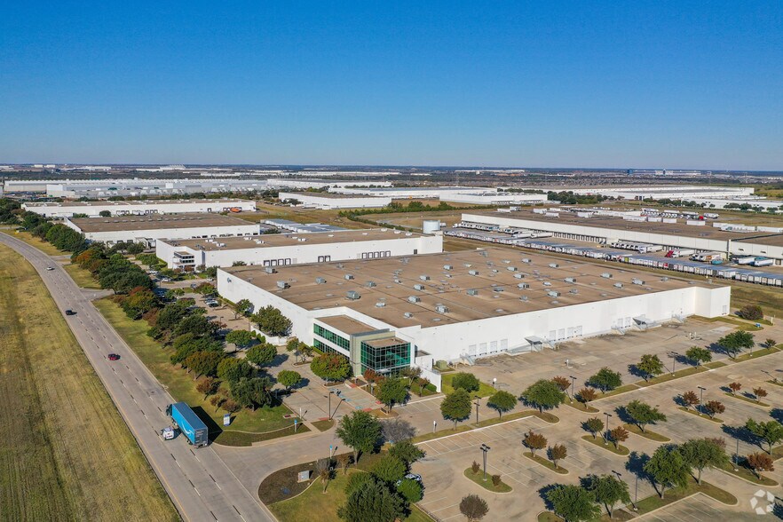 More Photos Of 5501 Alliance Gateway Fwy, Fort Worth Light Distribution For Lease