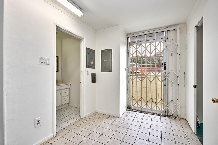 More Photos Of 4416-4430 Beverly Blvd, Los Angeles Freestanding For Lease