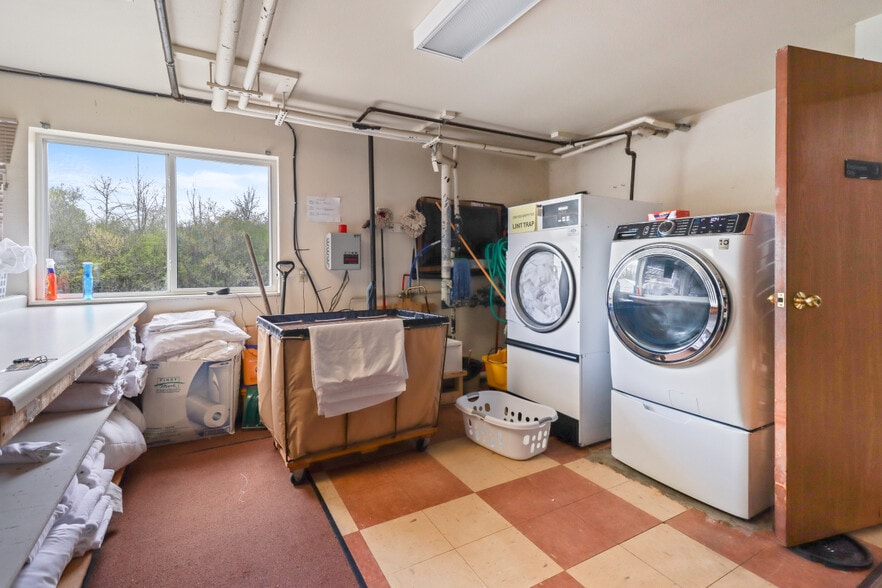 More Photos Of 726 S Lake Ave, Phillips Hotel For Sale