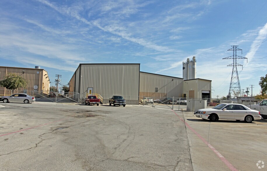 More Photos Of 418 E Jones St, Lewisville Manufacturing For Lease