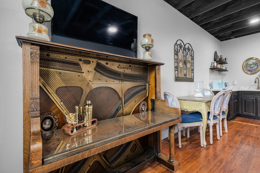 More Photos Of 156 Camellia St, Biloxi General Retail For Sale