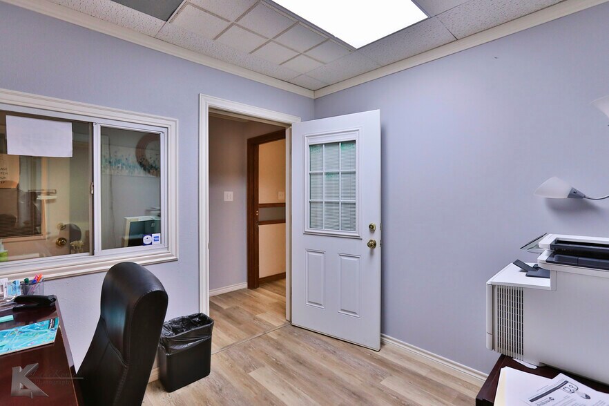 More Photos Of 318 Cedar St, Abilene Storefront Retail Office For Sale