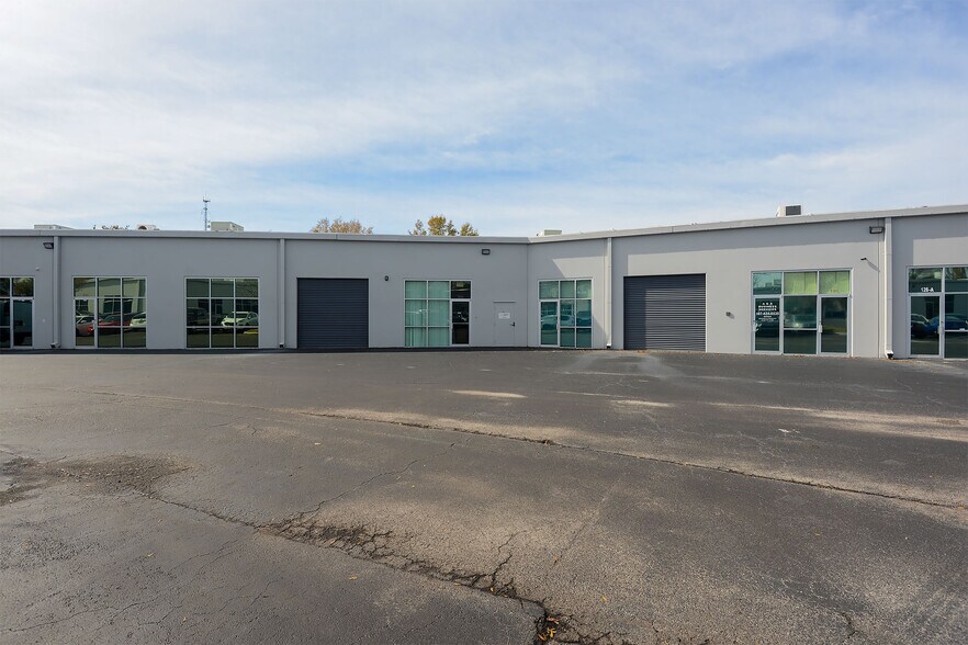 More Photos Of 7751 Kingspointe Pky, Orlando Light Distribution For Lease