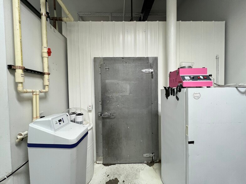 More Photos Of 1401-1431 Northern Ct, Madison General Retail For Sale