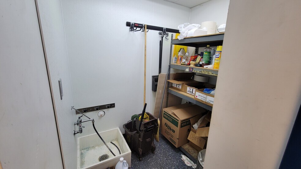 More Photos Of 27531 Grand River St, Livonia General Retail For Sale